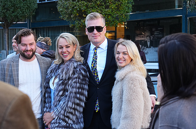 Do Varů se sjíždí další hosté, mezi nimi i Boris Šťastný. Turek velkolepě slaví