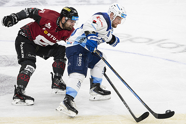 ONLINE: Za Spartu podruhé pálí Pysyk, Třinec vede v Liberci. Daří se i Hradci