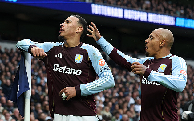 ONLINE: Liverpool hraje šlágr proti United, Aston Villa otočila zápas na Tottenhamu