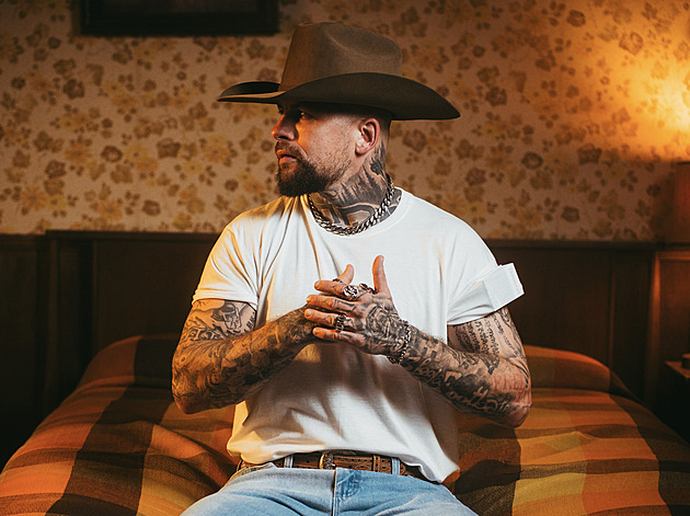 RECENZE: Výpůjčky od Chinaski. Marpo jde na žánr country music s kladivem