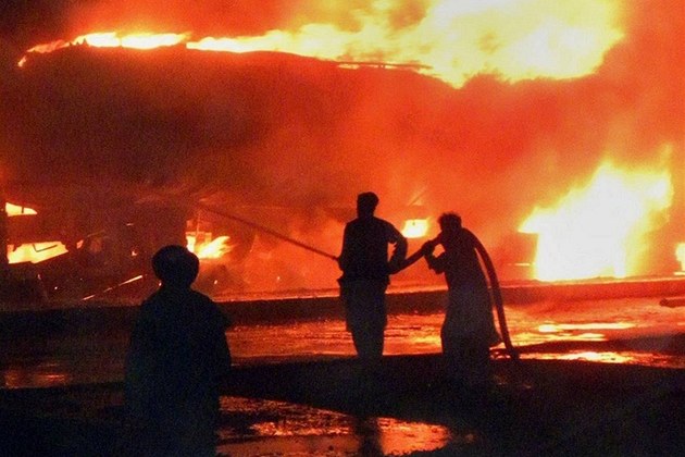 Lidé v Nigérii se seběhli pro palivo z cisterny. Ta následně explodovala a nejméně 30 jich zabila