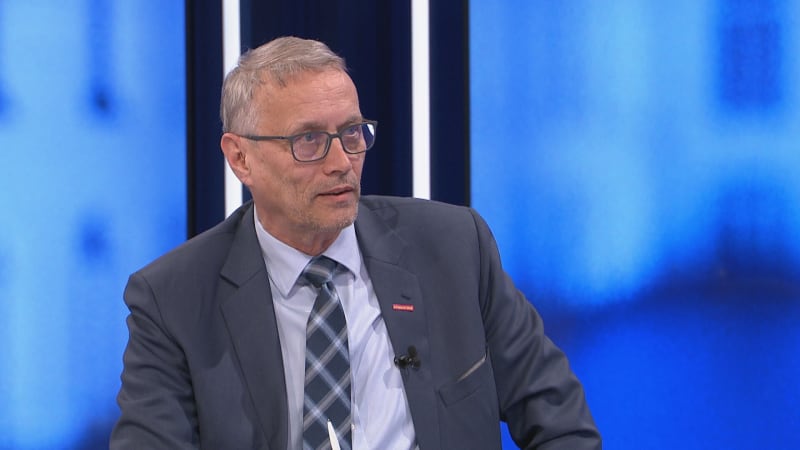 Ministr Dvořák měl dopravní nehodu. Z auta vyvázl se zlomeninou hrudní kosti