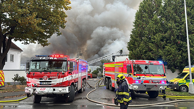 V Nehvizdech hoří průmyslová hala. Kouř je cítit i v Praze, hašení potrvá do noci