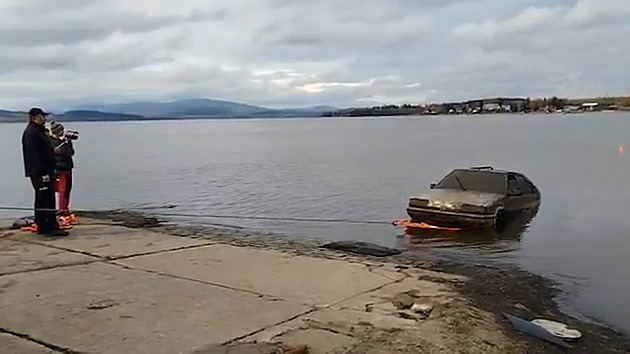 Z Lipna vytáhli auto s lidskými ostatky. Nález souvisí s pohřešovanými Rakušany