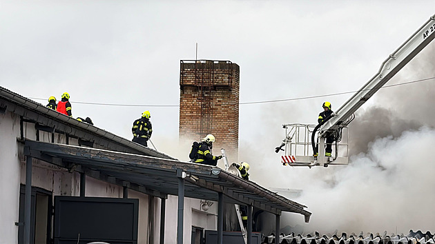 Hasiči dohašují haly v Nehvizdech, škoda je až 120 milionů. Dorazili vyšetřovatelé