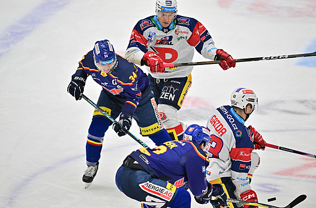 ONLINE: Souboj o posun na druhé místo, Pardubice proti Budějovicím srovnávají