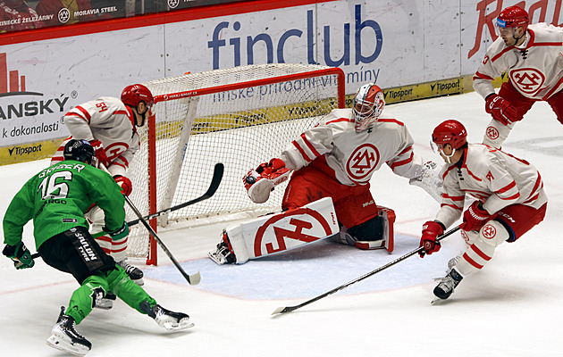 ONLINE: Třinec zvyšuje, vede i Kometa. Gól Sparty neplatí, poslední Litvínov snižuje