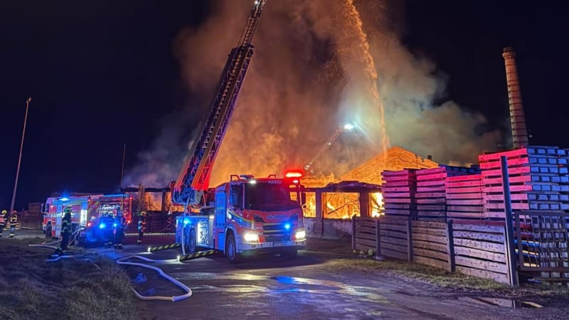 Na Litoměřicku hoří hala se zábavní pyrotechnikou. Hasiči povolávají posily z okolí