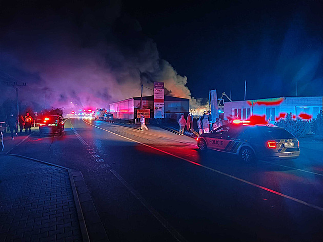 Na Litoměřicku hořel sklad s pyrotechnikou. Hasiči vyhlásili třetí stupeň poplachu