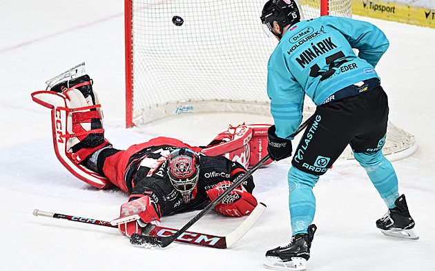 ONLINE: Vary vedou v Hradci už o tří góly, duel Plzně s Třincem rozhodnou nájezdy