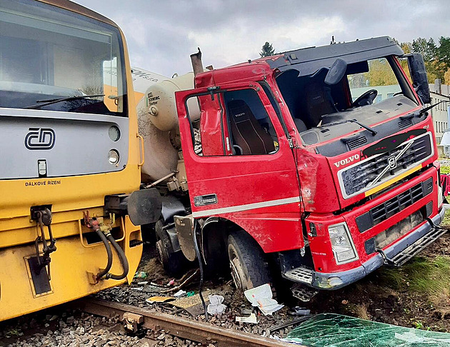 Při srážce s náklaďákem u Příbrami vykolejil vlak. Šest zraněných
