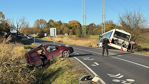Srážka autobusu a auta na východě Prahy. Jeden z řidičů přišel o nohu