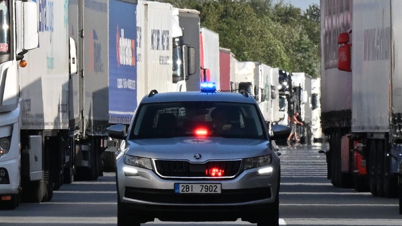 Srážka auta s autobusem zastavila D11 ve směru na Prahu. Zasahují tam složky IZS