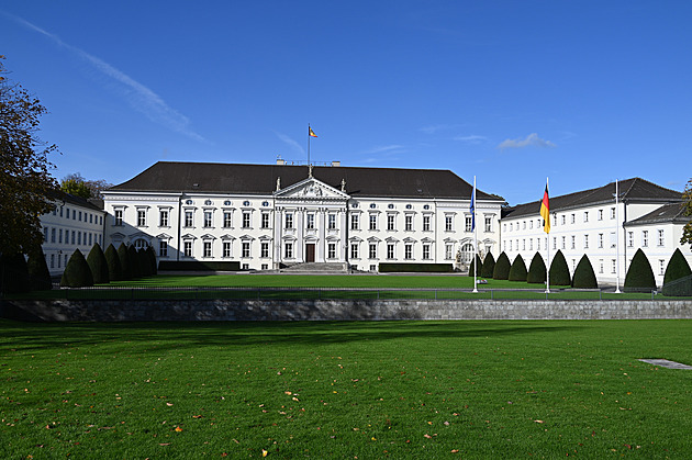 Německý prezident se musí vystěhovat, pryč musí i talíře či misky na salát