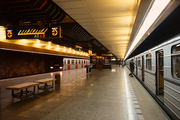 Před 40 lety začala jezdit „žlutá“ linka metra. A zrušily se turnikety