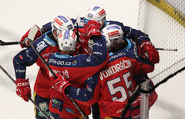 ONLINE: Pardubice zvládly šlágr v Třinci. Sparta i Plzeň vedou, Kometa snižuje