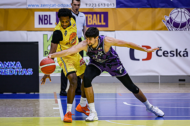 Basketbalisté Slavie poprvé v sezoně vyhráli venku, zářil Američan Jones