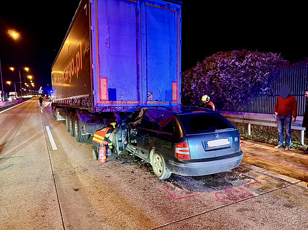 Auto skončilo pod návěsem kamionu. Zablokovala se část Pražského okruhu