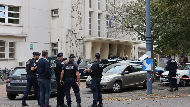Řidič ve Francii úmyslně najel do skupiny lidí. Nejméně pět jich zranil