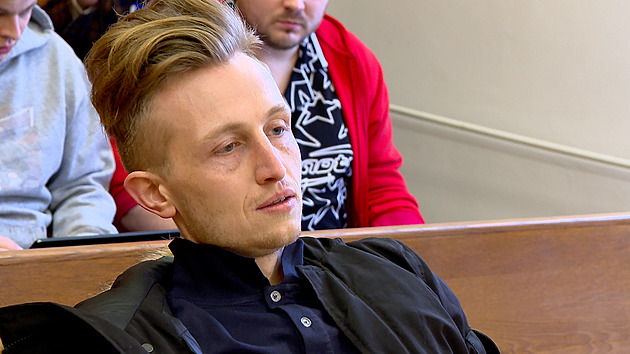 Zničená auta, lživá udání, rozlitá moč. Za útoky na policisty půjde muž do vězení