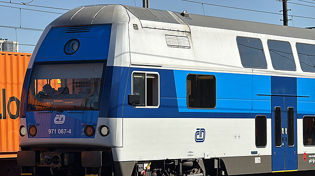 Na koridoru mezi Prahou a Kolínem srazil vlak člověka, provoz je částečně obnoven