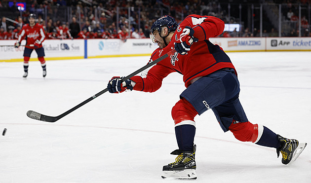 Vaněček čelil ofenzivě Toronta, Ovečkin vstřelil jubilejní 900. gól