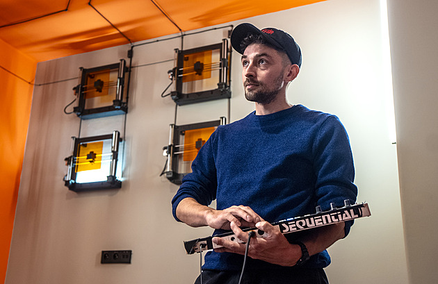 Orchestr z 3D tiskáren. Galerijní instalace proměňuje hluk strojů v hudbu