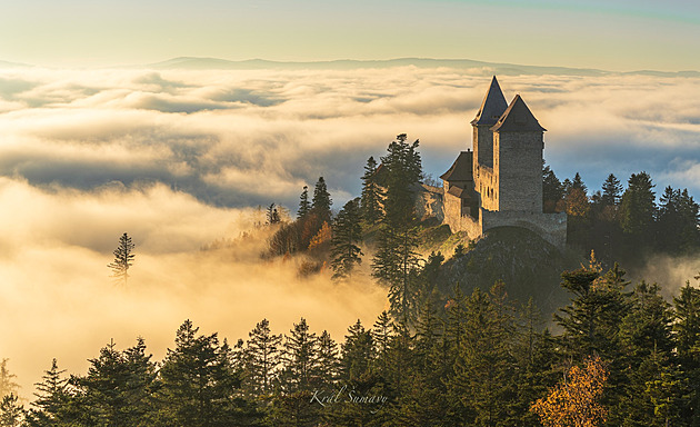 Česko zalité mořem mlhy. Fotografové zachytili kouzla inverze v horách