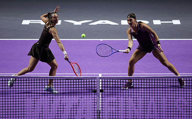 Prvními finalistkami čtyřhry na Turnaji mistryň jsou Babosová a Stefaniová