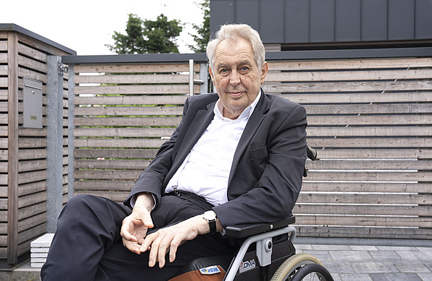 Zemanovi v nemocnici odstranili kus tlustého střeva. Rád by vyrazil na Dukův pohřeb