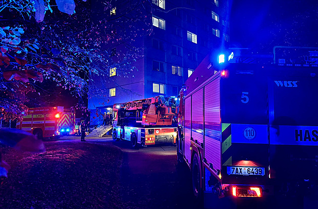 Ve Zlíně už hodiny hoří střecha střední školy, výuku v úterý to ale nemá ovlivnit