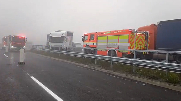 Série nehod v husté mlze na D35. Bouraly i náklaďáky, jeden řidič zemřel