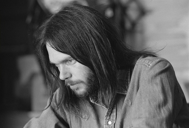 Nezůstal nostalgickou vzpomínkou. Vždy burcující písničkář Neil Young slaví 80