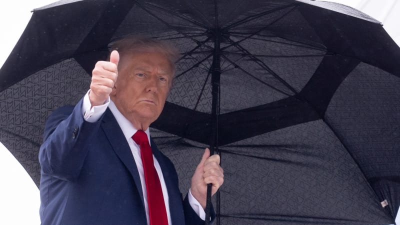 Trump stříkal voňavku na syrského prezidenta, ukazuje video. Ptal se ho také, kolik má manželek