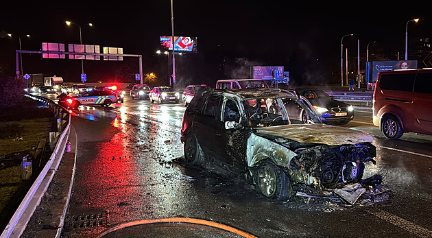 Srážka tří aut v Praze: jedno shořelo. Z místa nehody utekli muž, žena a pes