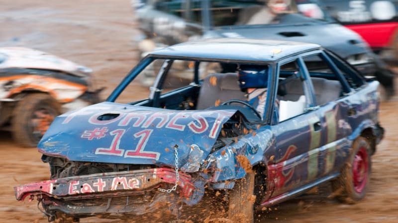 Nehoda na demoličním derby v Austrálii: Auto vyletělo do davu, zranilo několik lidí