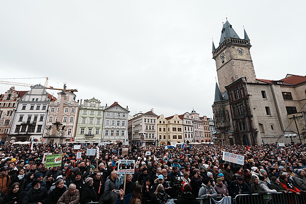Proti „mafiánské“ vládě ANO protestují tisíce lidí, pochod za národ nelákal