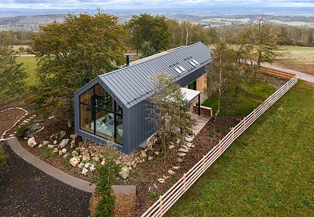 Úžasný dům v Krušných horách s proskleným štítem se stal Stavbou roku