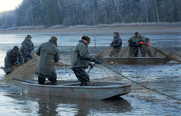 VIDEO: Podmínky jsou brutální. Moře Vysočiny lovili v šesti stupních pod nulou