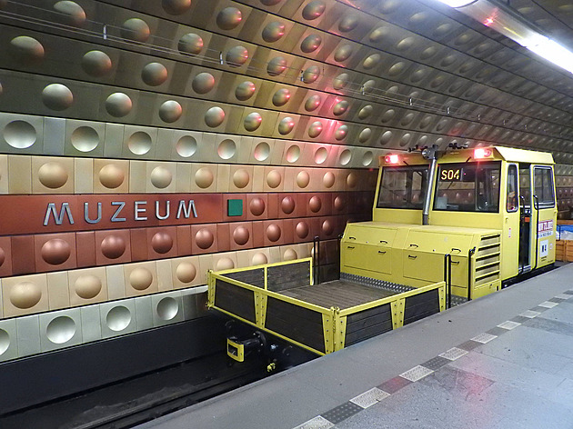 Sražený údržbář a mrtvola v kolejišti. Tragická noc metra na lince A