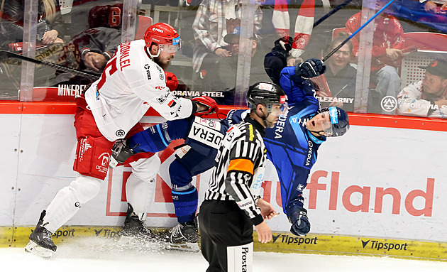 ONLINE: Třinec hraje ve Vítkovicích, Plzeň čelí Litvínovu. Do Pardubic míří Vary