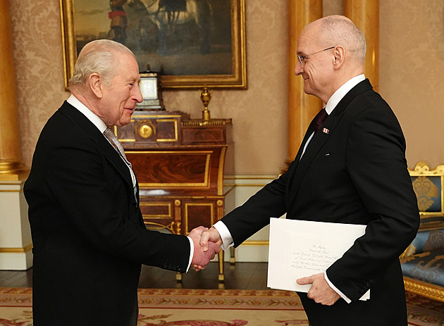 Velvyslanec Bartuška šel poprvé ke Karlu III. Radili mu, ať si ho nastuduje v seriálu Koruna