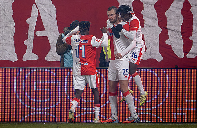 ONLINE: Slavia - Bohemians 2:0,  po trefě Chorého si do půle dává Okeke vlastní gól