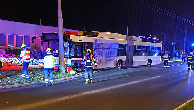 Osm zraněných při nehodě trolejbusu v Ústí nad Labem, řidiče museli vyprostit