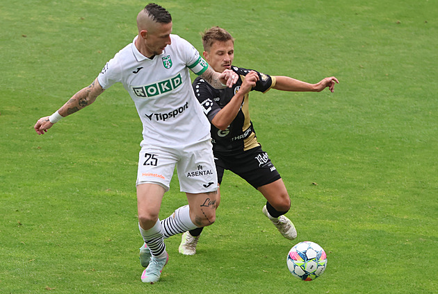 ONLINE: Karviná - Hradec Kr. 1:1, Zadražil šel z branky, Ayaosi lobem srovnává