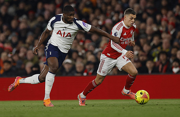 ONLINE: Arsenal vede v derby s Tottenhamem. Villa otočila na Leedsu