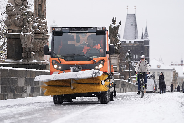 Česko zasypal sníh. Zpožďují se spoje, situaci na silnicích komplikuje i ledovka