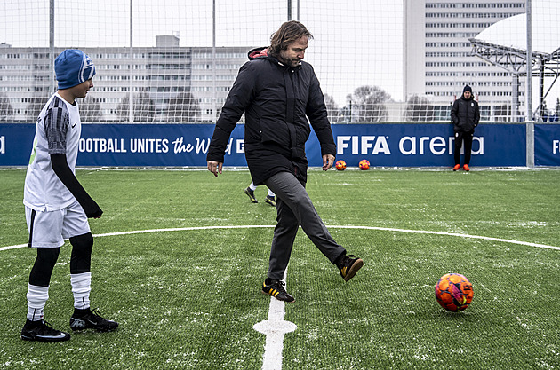 První FIFA Arenu v Česku otevřel Nedvědův čestný výkop. Vznikne až sto hřišť pro děti