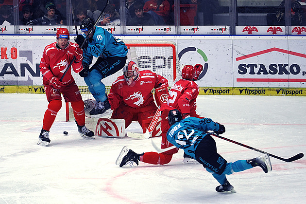 ONLINE: Vary v zápase pro školáky vedou nad Třincem, Pardubice večer hostí Spartu