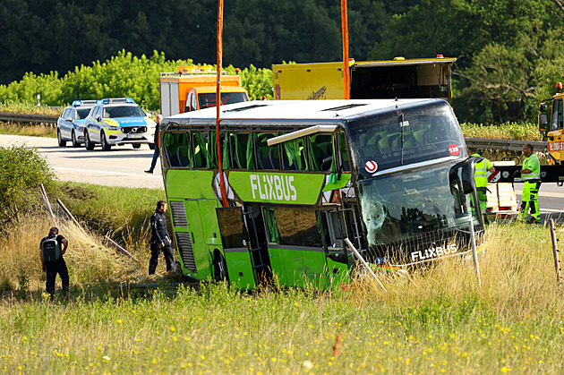 Autobus jedoucí do Prahy v Polsku boural. Řidička osobního auta nepřežila